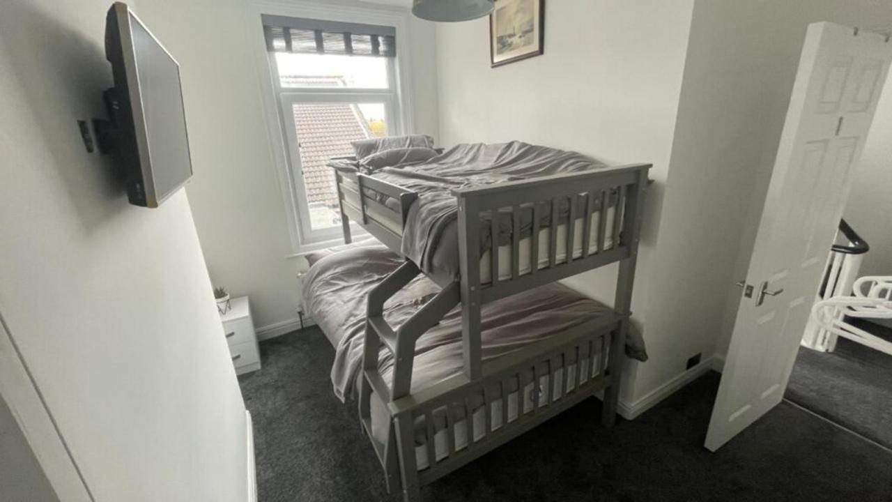 House Located Centrally For Up To 8 Guests Скарбъро Екстериор снимка