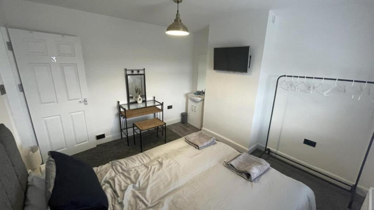 House Located Centrally For Up To 8 Guests Скарбъро Екстериор снимка